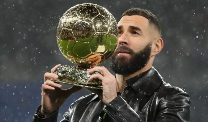 Karim Benzema brandit le trophée du Ballon d'or.