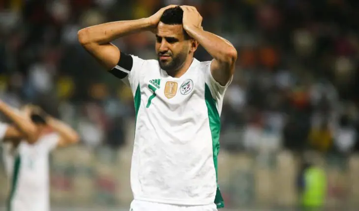 Riyad Mahrez se tien la tête à deux mains
