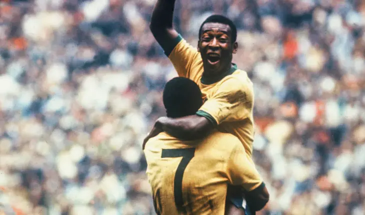 Le joueur brésilien pelé célèbre un but.