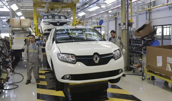 Des employés travaillent dans la nouvelle usine Renault d'Oran, le 10 novembre 2014.