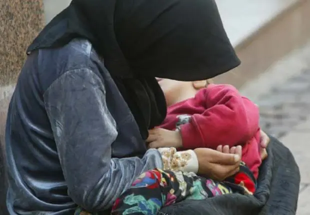 Oran : en dépit du froid, il oblige sa femme et ses enfants à mendier