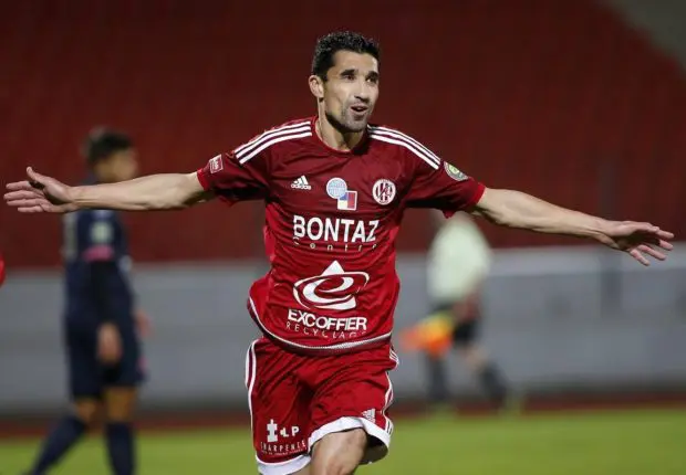 À presque 50 ans, Nassim Akrour sillonne encore les terrains de foot