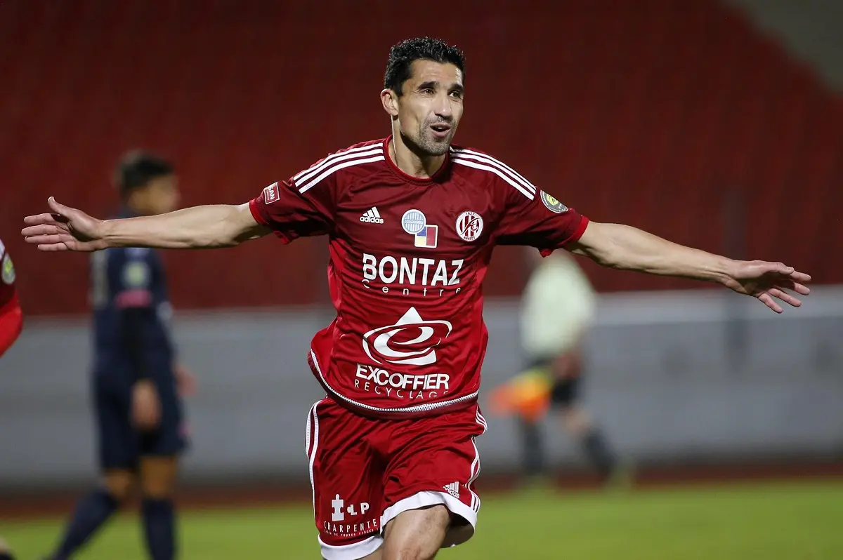 À presque 50 ans, Nassim Akrour sillonne encore les terrains de foot