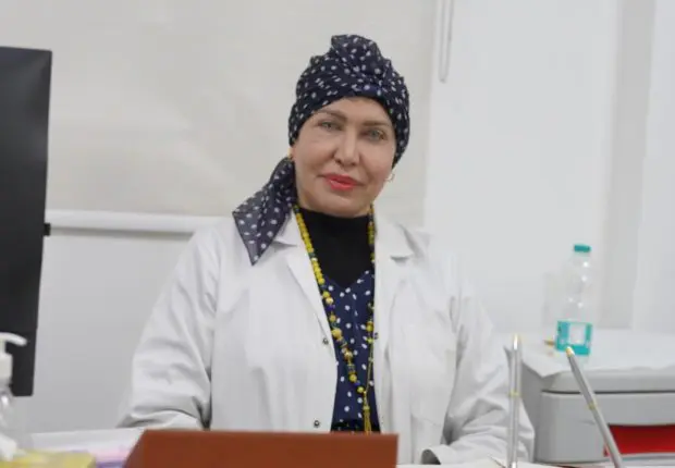 Une femme médecin qui soigne les Algériennes à distance