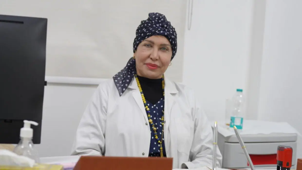 Une femme médecin qui soigne les Algériennes à distance