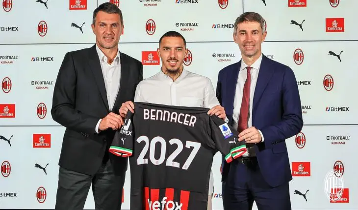 Ismael Bennacer pose avec le maillot du Milan AC avec Paolo Maldini.