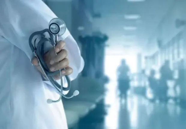 Quand des médecins algériens volent au secours des hôpitaux en France