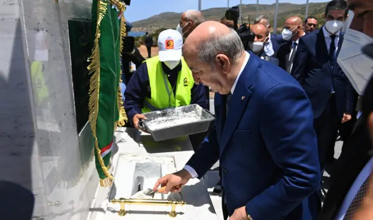 Le Président Tebboune pose la première pierre de la station de dessalement d’eau de mer de Cap Blanc (Oran)