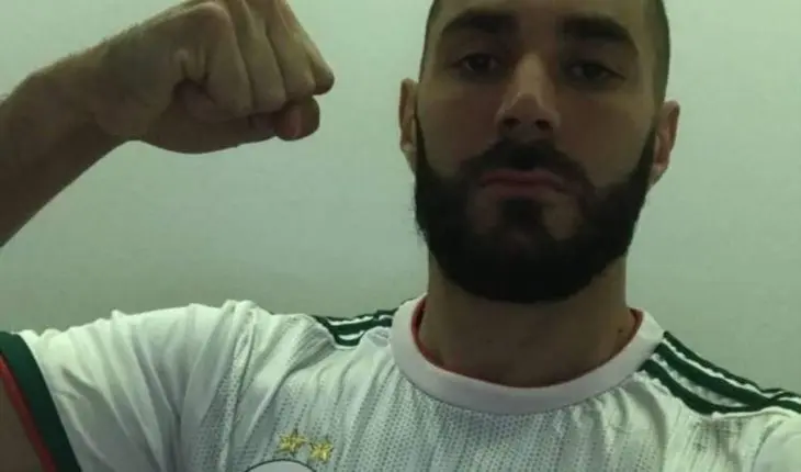Benzema portant le maillot de l'Algérie