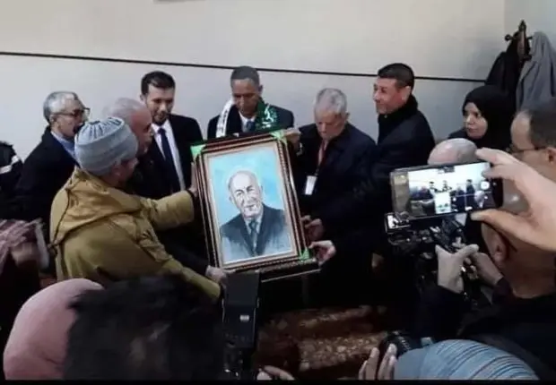 Tebboune honoré avec un cadre : la présidence en colère