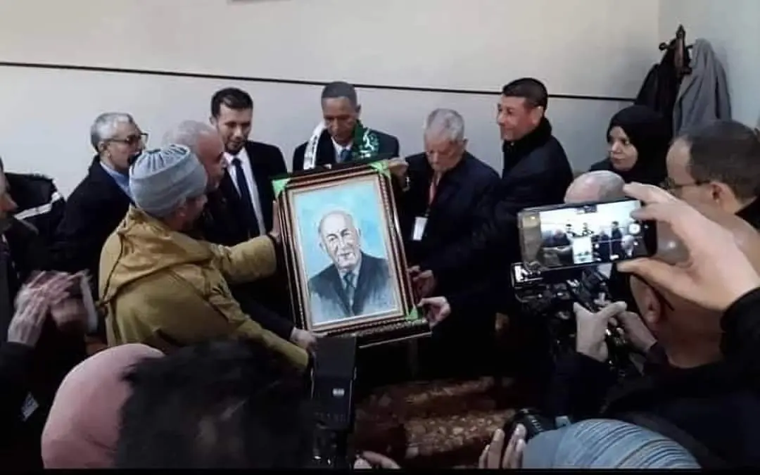 Tebboune honoré avec un cadre : la présidence en colère