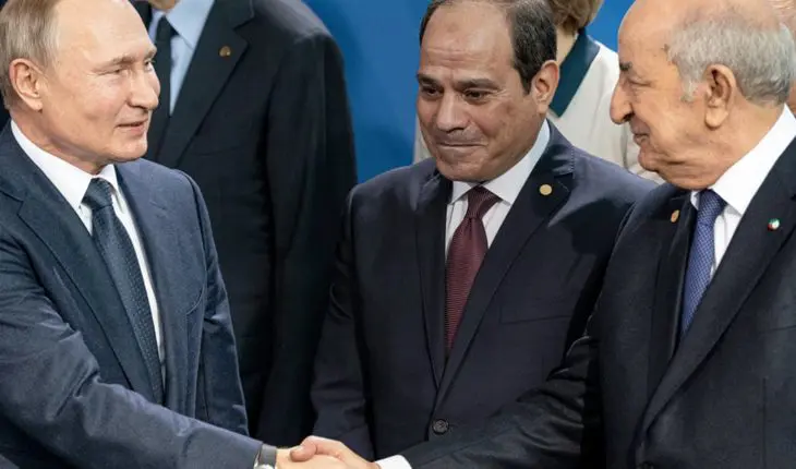 Poignée de main entre le Président russe Vladimir Poutine et le Président algérien Abdelmadjid Tebboune.