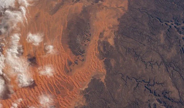 Photo aérienne du Sahara algérien, région d'Illizi