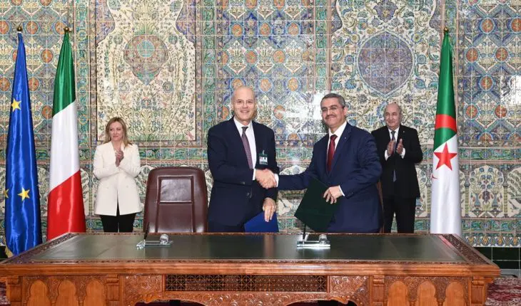 Poignée de main entre le PDG Sonatrach, Toufik Hakkar, et le DG d’Eni, Claudio Desclazi.