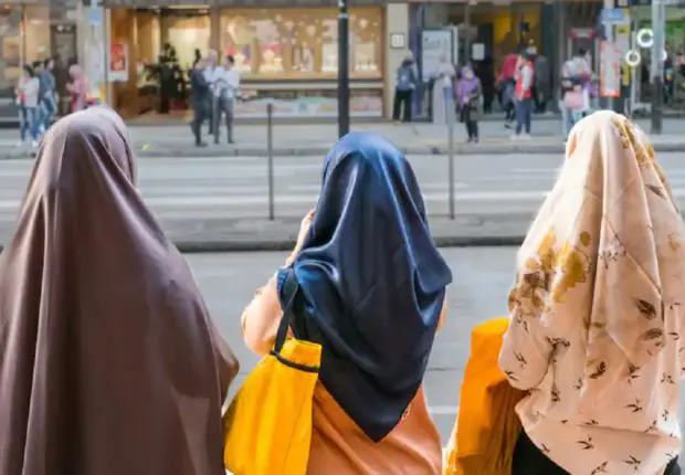 Abaya dans les écoles en France : ce vêtement n’est pas un signe religieux, selon le CFCM