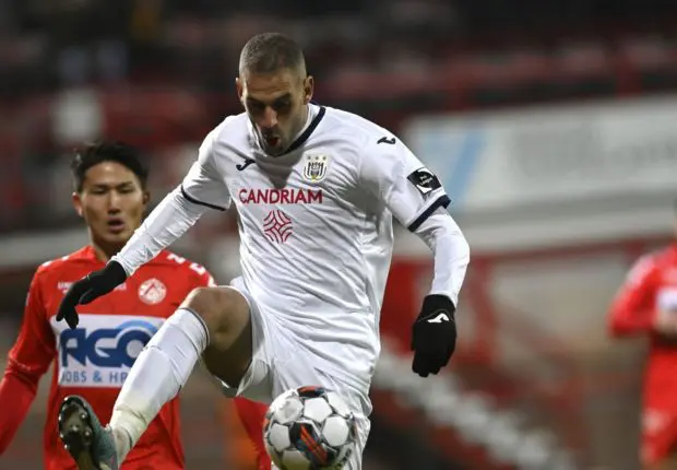 Ratant la balle de match face à Courtrai : Slimani soutenu par Riemer