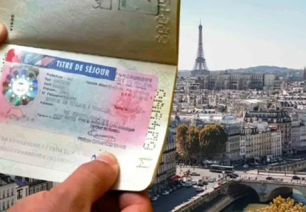 Titres de séjour en France : le juteux business des intermédiaires sur le dos des migrants