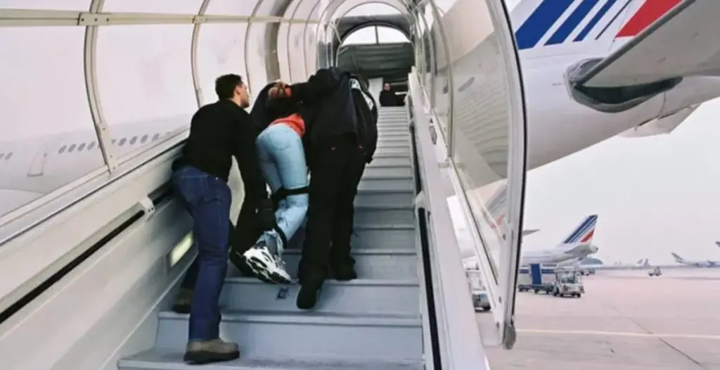 L&rsquo;Algérie a-t-elle suspendu les laissez-passer consulaires français ?