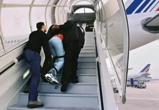 L’Algérie a-t-elle suspendu les laissez-passer consulaires français ?