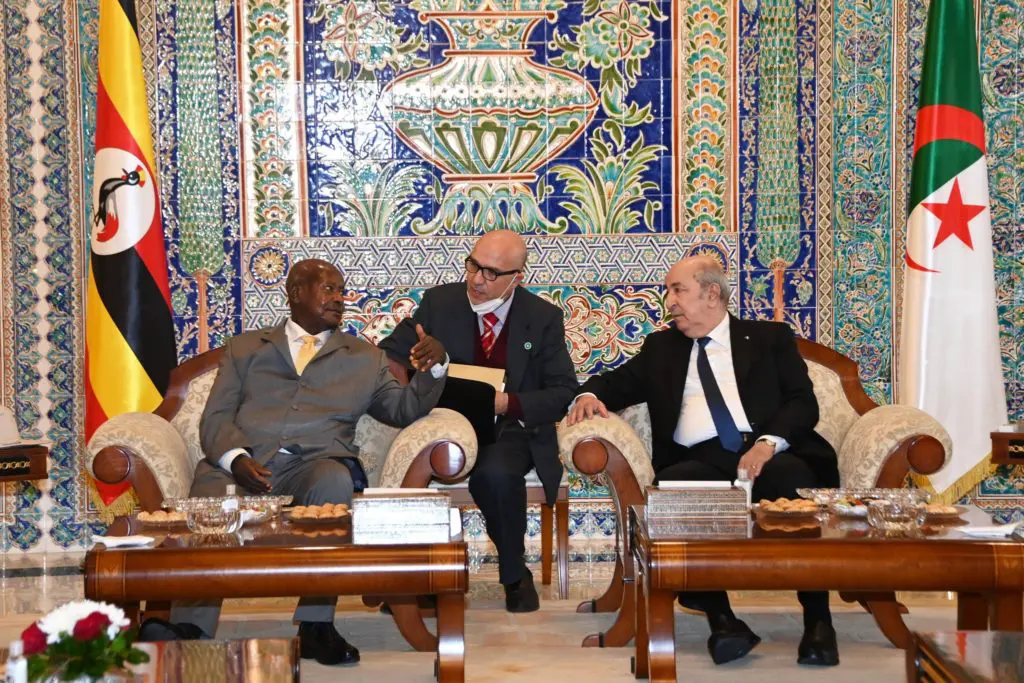 Tebboune s’entretient avec le président de l’Ouganda à Alger
