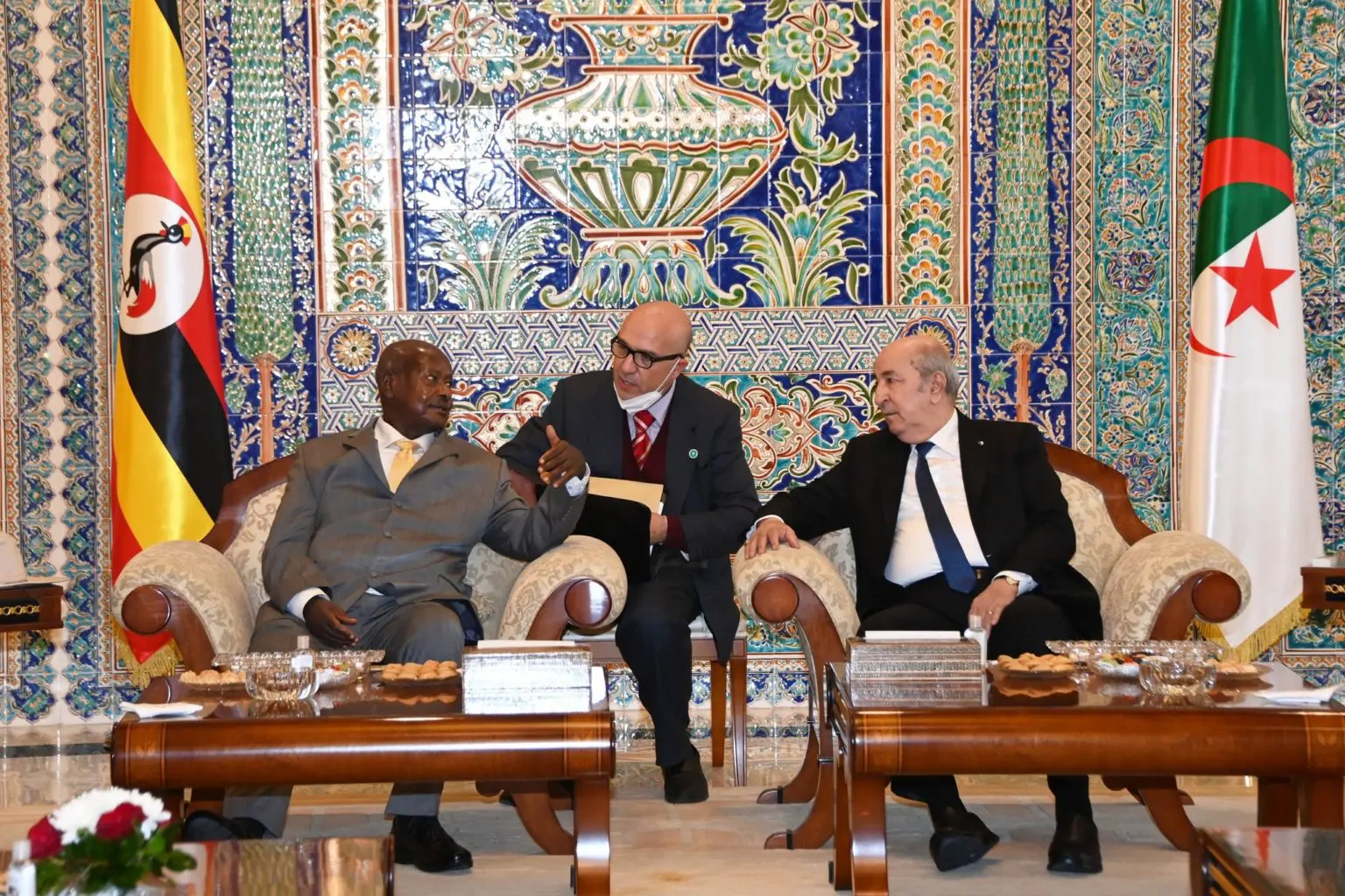 Tebboune s’entretient avec le président de l’Ouganda à Alger