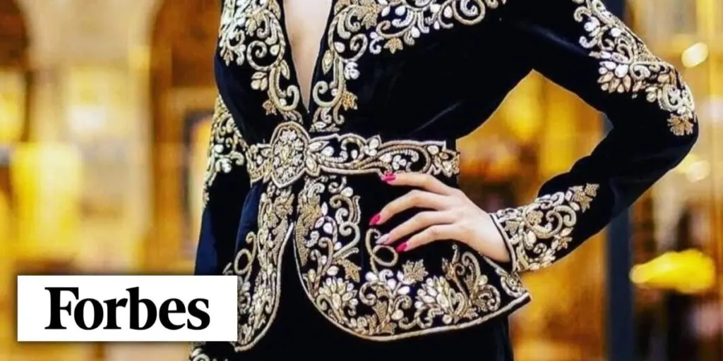 Karakou : Forbes met le vêtement algérien à l’honneur