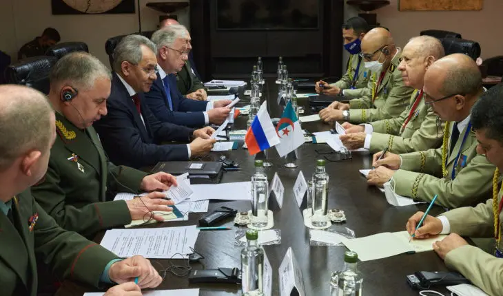 Réunion entre les représentants de l'armée algérienne et de l'armée russe.