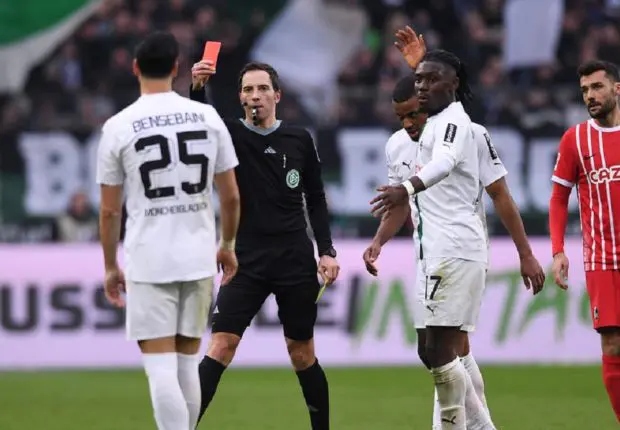 Expulsé en 4 secondes : Le DS et le coach de M&rsquo;Gladbach critiquent Bensebaini