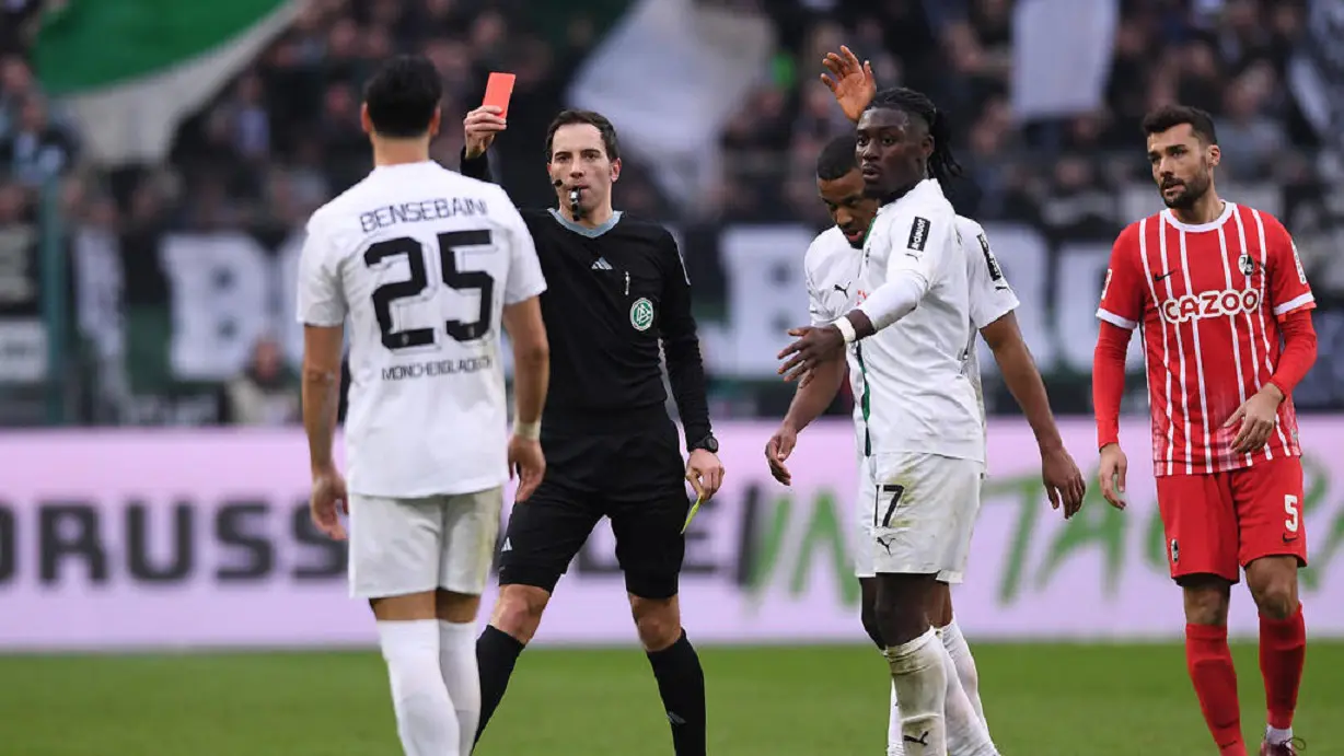 Expulsé en 4 secondes : Le DS et le coach de M’Gladbach critiquent Bensebaini