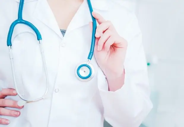 France : une pneumologue algérienne se bat pour exercer son métier