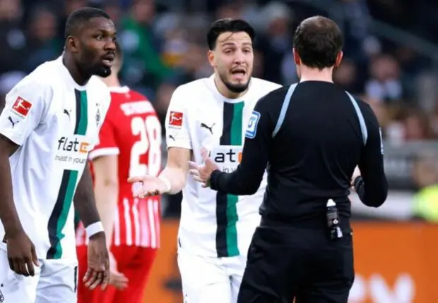 Il aurait insulté l&rsquo;arbitre après son expulsion, Bensebaini risque gros