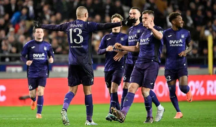 Les joueurs d'Anderlecht célèbrent un but avec Islam Slimani.