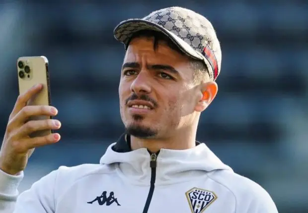 Litige sur le transfert de Chetti : la FIFA condamne lourdement le joueur et le SCO Angers