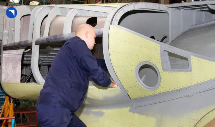 Ingénieur russe travaillant dans le chantier de construction d'un avion bombardier d'eau.