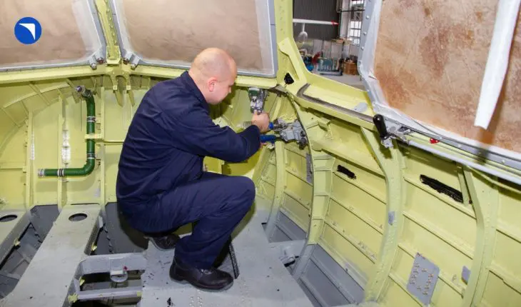 Ingénieur russe travaillant dans le chantier de construction d'un avion bombardier d'eau.