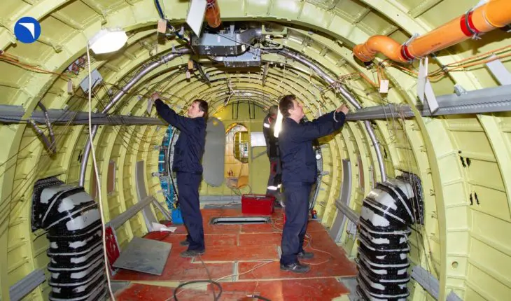 Ingénieur russe travaillant dans le chantier de construction d'un avion bombardier d'eau.