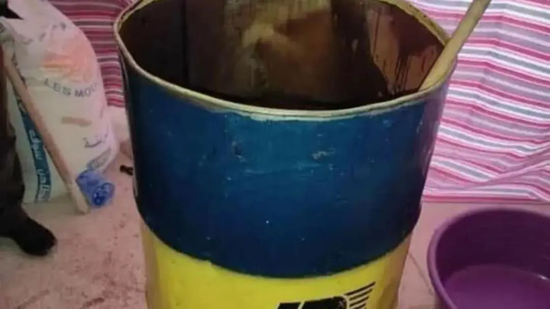 Des ingrédients de gâteaux dans des fûts Naftal rouillés : les images choc de l’APOCE