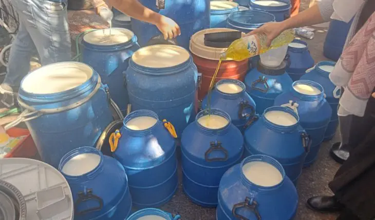 Lait saisi par les autorités compétentes dans des barils