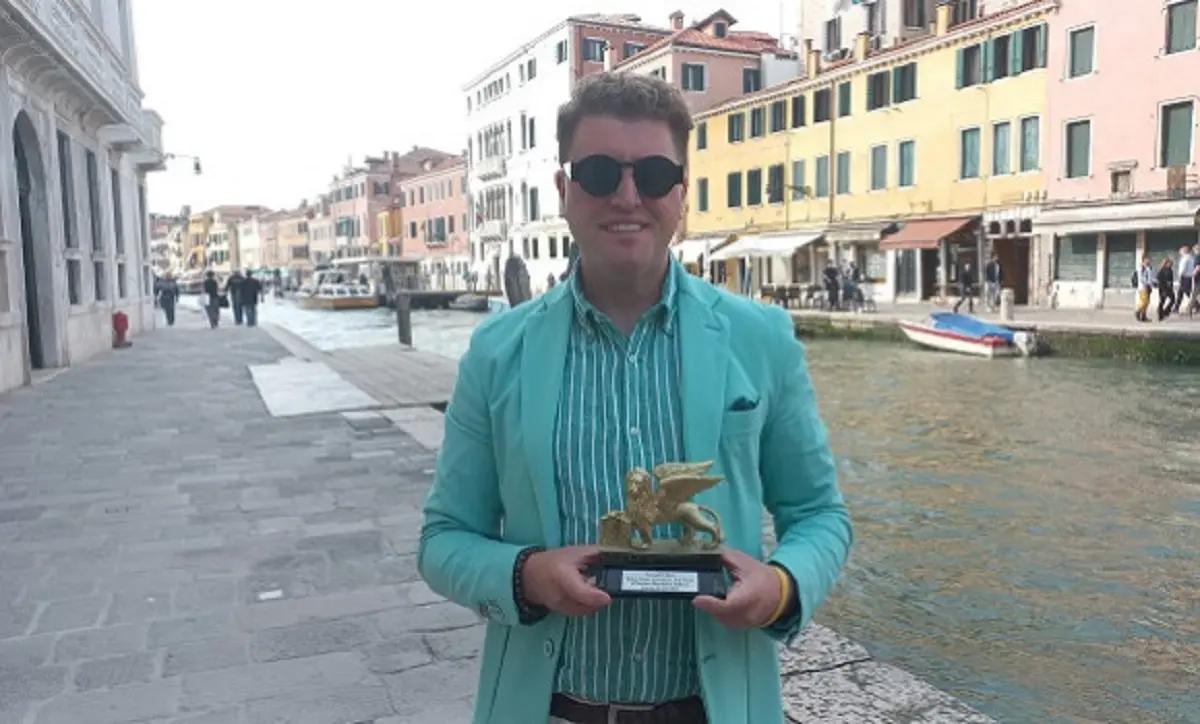 Italie : l’artiste algérien Massinissa Askeur décroche le Lion d’Or