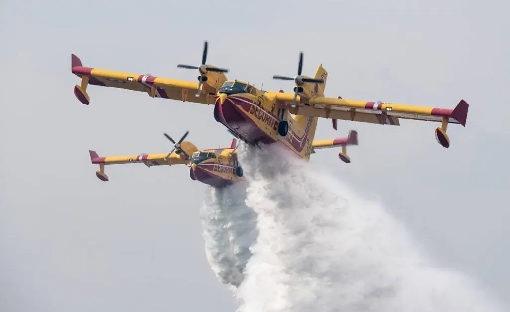 Lutte contre les feux de forêt : l&rsquo;Etat mobilise 12 avions bombardiers