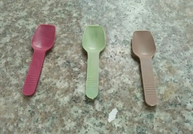 L’APOCE avertit contre les cuillères en plastique recyclé à partir de déchets ménagers