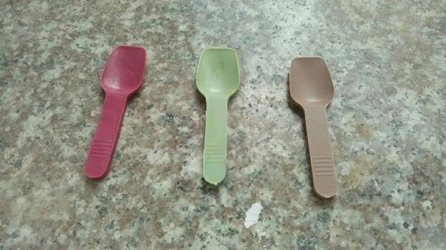 L’APOCE avertit contre les cuillères en plastique recyclé à partir de déchets ménagers