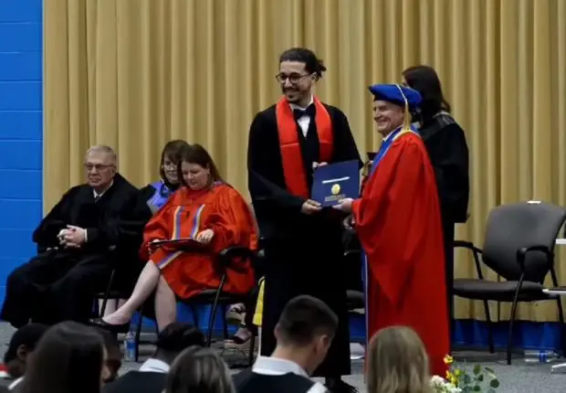 La vidéo d&rsquo;étudiants algériens recevant leurs diplômes au Canada enflamme la toile