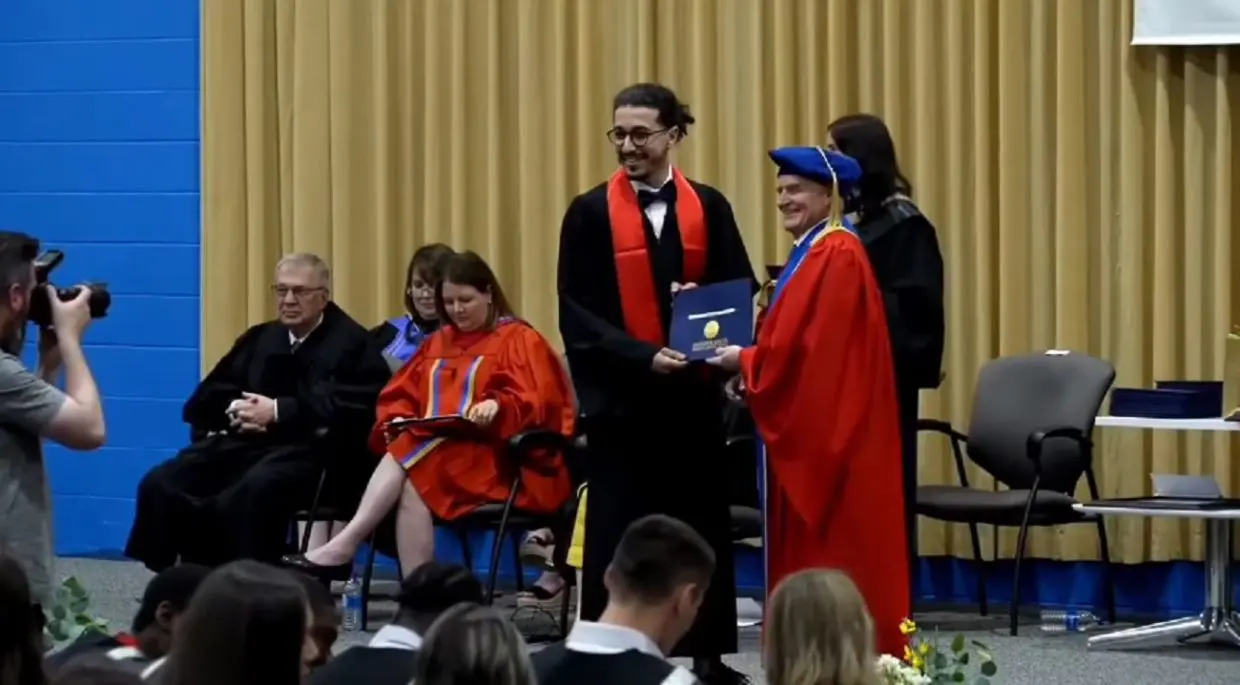 La vidéo d’étudiants algériens recevant leurs diplômes au Canada enflamme la toile