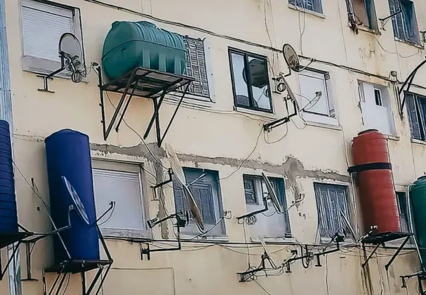 Après les paraboles, les citernes d’eau défigurent les villes en Algérie