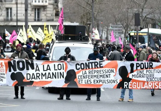Loi sur l’immigration en France : la tension monte dans plusieurs villes de l’Hexagone