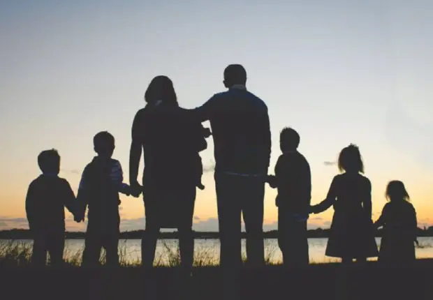 Menacée d&rsquo;expulsion, une famille algérienne se bat pour soigner leur fille en France