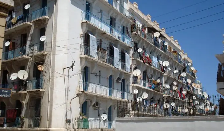 Paraboles sur la façades d'un immeuble à Alger.