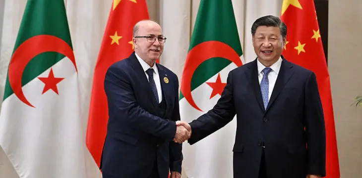 Le premier ministre algérien, Aïmene Benabderrahmane, et le président chinois, Xi Jinping.