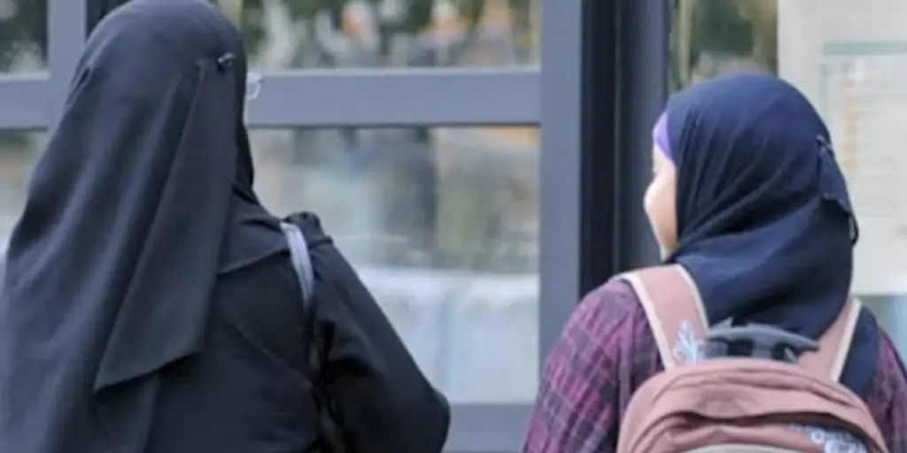 « Virus et cause d’échec scolaire », la France se déchaîne contre l’abaya